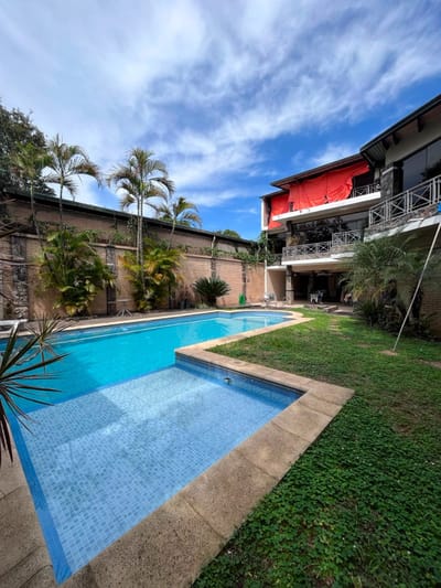 Residencia de 6 dormitorios a una cuadra de Madame Lynch. 1260 M2 construidos.