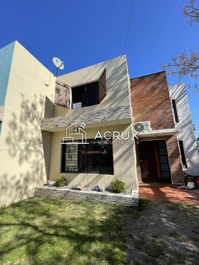 Casa de concepto minimalista de 2 dormitorios en Pinares