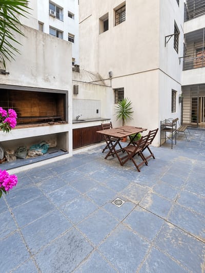 21 de SETIEMBRE Y BTO BLANCO, MODERNO 2009!  SOL NORESTE. PATIO CON PARRILLERO. 2 GJES. PISCINA EXT COMUN.