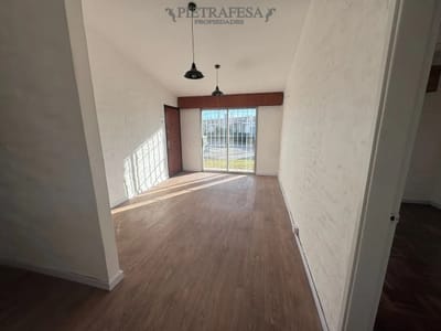 Casa en alquiler, 4 dormitorios, 1 baño, patio, cochera. Barrio cerrado. Carrasco Norte.