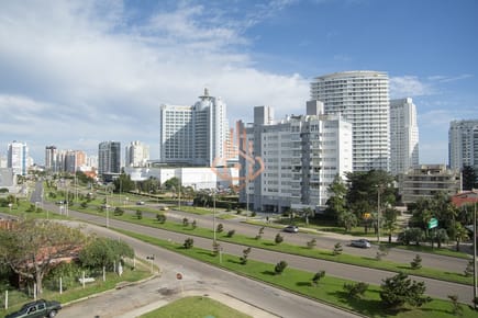 Alexander Boulevard.Departamento de 2 dormitorios, en venta y alquiler.