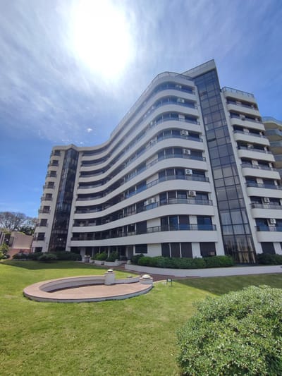 Exclusivo Apartamento de Lujo: Acabados Premium y Garaje Fijo.
