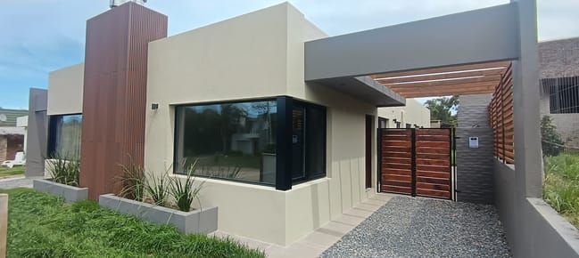 Casa en venta c/ cochera en Piriápolis