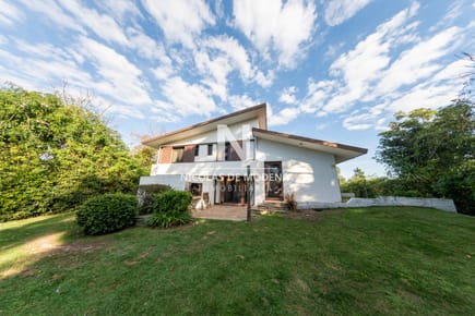 Casa en Venta en Pinares – Punta del Este de 4 dormitorios Confort, amplitud y entorno natural a solo metros del mar