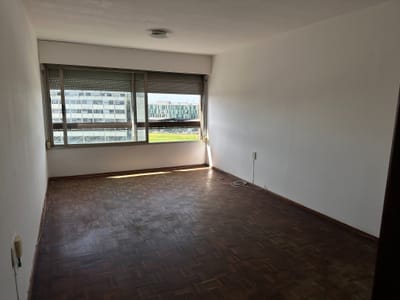 Apartamento Luminoso, De 3 Dormitorios, Frente Al Hospital Policial.
