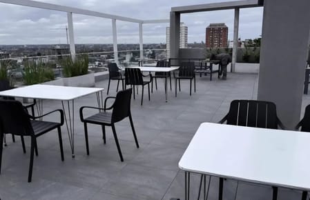 Exclusivo apartamento a estrenar de 1 dormitorio con vistas panorámicas en piso 10, edificio Los Olímpicos, Av. 8 de Octubre y Av. Centenario. Disfrute de un estilo de vida de lujo con amenities 5 estrellas.