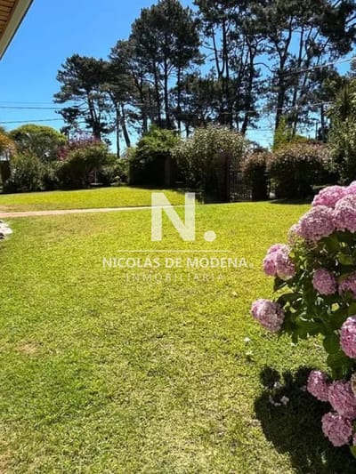 Alquila casa de  3 dormitorios con patio en Mansa, Punta del Este