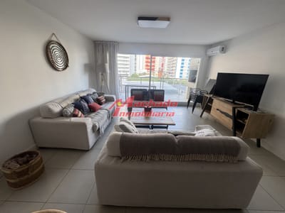 Apartamento de 3 dormitorios en venta en Punta del Este