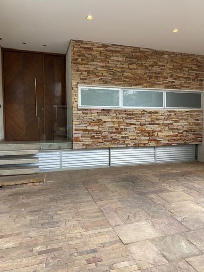Alquilo hermoso tríplex en barrio Mburukuya