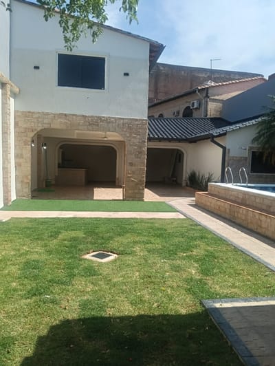 EN VENTA AMPLIA CASA EN FERNANDO DE LA MORA ZONA SUR. APTO PARA CREDITO BANCARIO