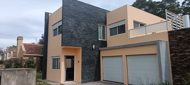 Casa en venta c/ cochera en Helguera
