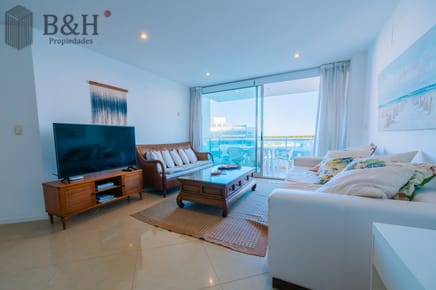 Amplio Apartamento de 3 dormitorios + dependencia a 100 metros Del Mar
