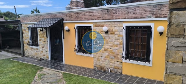 CASA CON PISCINA 3 DORMITORIOS EN PUNTA BALLENA CON RENTA
