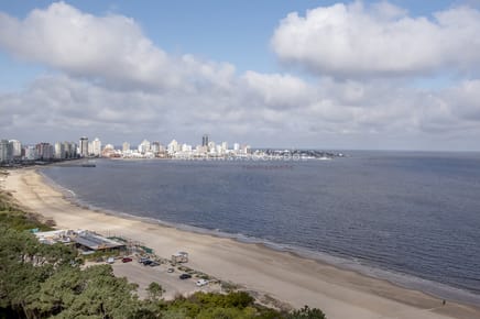 Apartamento en Mansa - Punta del Este en venta de 3 dormitorios.