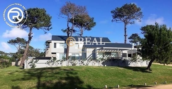 Importante residencia en Barrio cerrado Pinar del Faro