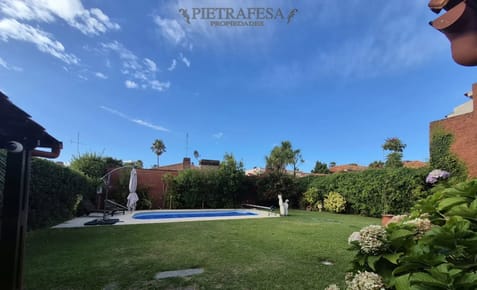 Venta de casa, 4 dormitorios, 4 baños , garaje para 4 autos, piscina . Carrasco
