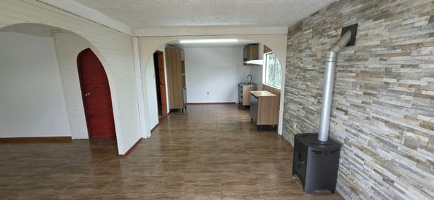 Casa de altos, ubicada una cuadra y media de Ruta Interbalnearia al norte, gran espacio abierto exterior con parrillero, 2-3 dormitorios, 1 baño, estufa de alto rendimiento y 3 aires acondicinados, gran confort interior y exterior, 81 m2 habitables y 174 