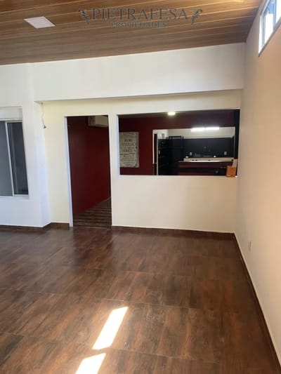 Casa en alquiler, 3 dormitorios, 2 baños, patio, cochera. Cerrito.
