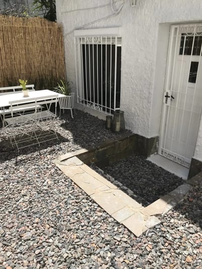 ALQUILER EN PUNTA CARRETAS DE 1 DORMITORIO, PH EN PLANTA BAJA, PATIOS, PARRILLERO ESTUFA A LEÑA, GASTOS BAJOS