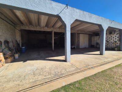 3 COCHERAS CON DEPOSITO Y TERRENO PARQUIZADO,