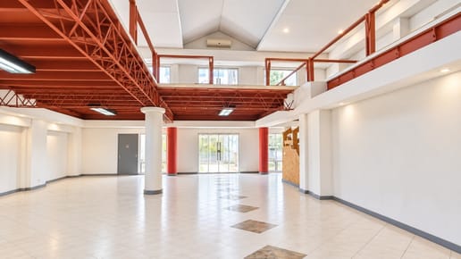 ALQUILO SALON COMERCIAL CON POTENCIAL Y VISIBLIDAD EXCELENE GRACIAS A SU UBICACIÓN ESTRATEGICA | IDEAL PARA SHOWROOM MOBILIARIOS, EMPRESAS DE EXPOSICIÓN Y OFICINAS