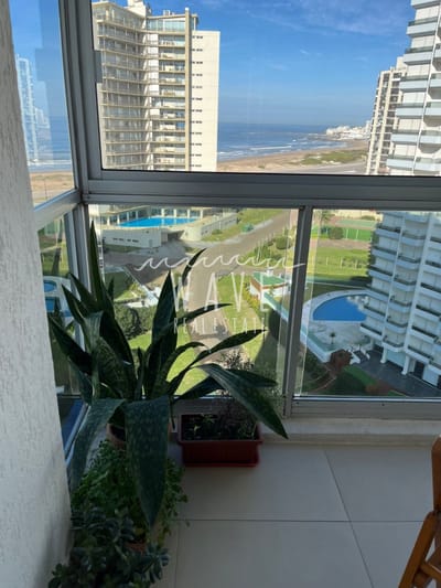 Alquiler de verano, Apartamento de 2 dormitorios en Playa Brava, Punta del Este, piso alto, con vista al mar