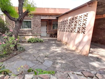 Casa en venta de 2 o 3 dormitorios c/ cochera en La Teja