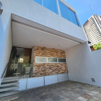 En Alquiler Moderna Casa con 3 suites, piscina y domótica en Barrio Mburucuya❗️