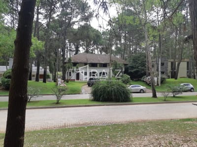 Barrio cerrado a pasos del mar con todos los servicios. Solanas, Punta del Este. Chalet en venta