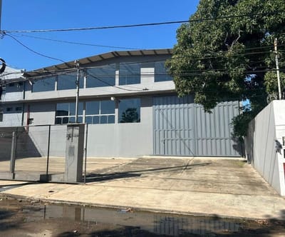 En Alquiler Depósito de 840 m2 en Asunción A481