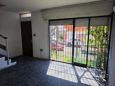 Hermoso duplex en alquiler en La Blanqueada sin Gastos Comunes, 2 dormitorios, garage mas cochera, jardín y terraza con parrillero