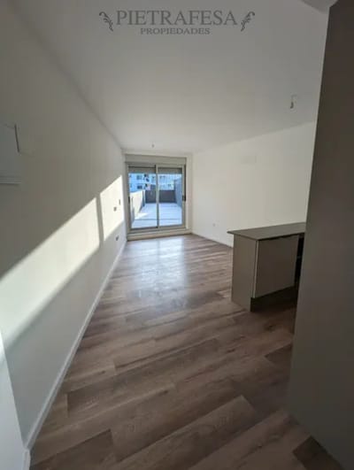 Apartamento en alquiler, monoambiente, 1 baño, patio. Cordón.