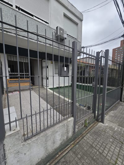 ALQUILER | Dos dormitorios con frente con garage y fondo