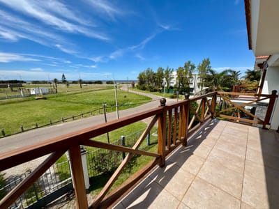 Apartamento en venta de 3 dormitorios con azotea de uso exclusivo en Carrasco casi Rambla