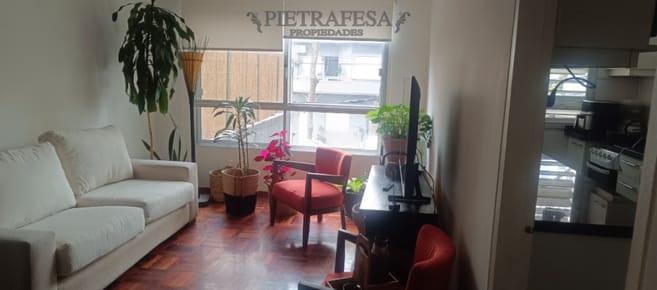 Apartamento en alquiler, 2 dormitorios, 1 baño, patio. Equipado. Pocitos.