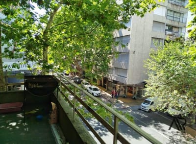 Venta apartamento 3 dormitorios con amplio balcón y cocina definida en Centro