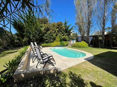 Decidite a veranear en esta amplia propiedad que lo tiene todo; con piscina, hermoso parrillero techado, cerco perimetral y cocheras  - Ref : EQP7721