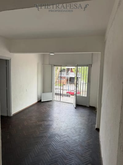 Apartamento en alquiler, 2 dormitorios, 1 baño, patio, balcón. Belvedere.