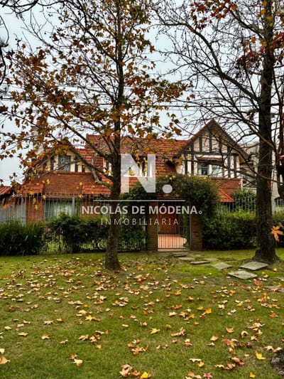 Se Vende Casa con Jardín y Piscina en Carrasco 4 dormitorios 4 baños