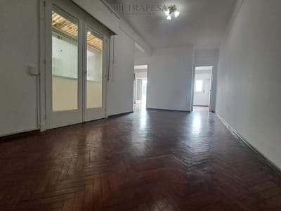 Apartamento en alquiler, 2 dormitorios, 1 baño, balcón. Gastos comunes incluidos en el precio. La Comercial.