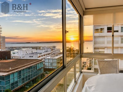 Venta de apartamento en Península de Punta del este con 3 dormitorios y 2 baños reciclado