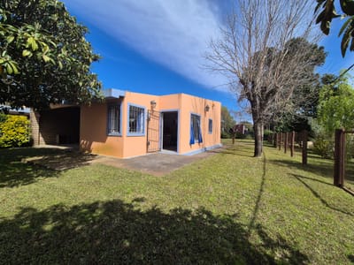 CASA SOLIDA CON TERRENO ESQUINA PARQUIZADO