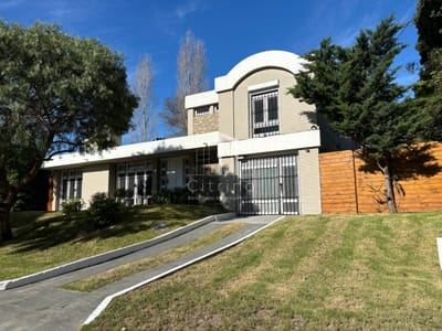 EXCEPCIONAL CASA EN VENTA DE 4 DORMITORIOS