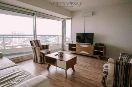 Apartamento en alquiler, 2 dormitorios, 2 baños, garaje doble, terraza. Con o sin muebles. Puerto Buceo.