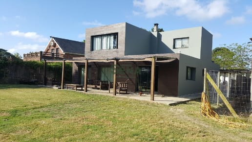 Venta y alquiler de casa en Cantegril, 5 dormitorios, 4 baños, lindo lugar.