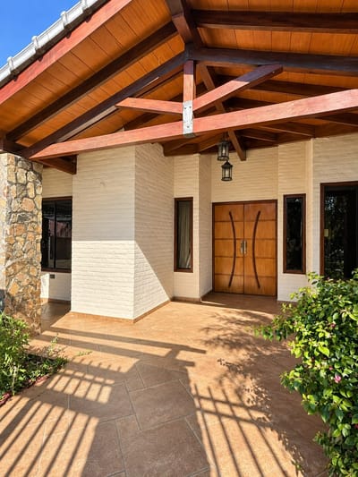 En venta residencia - A 100 metros del colegio Liberty.