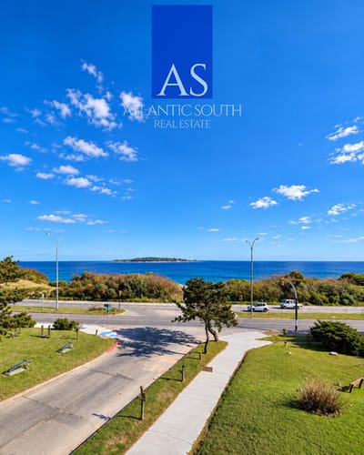 Apartamento de 3 dormitorios + servicio con vista al mar Playa Mansa