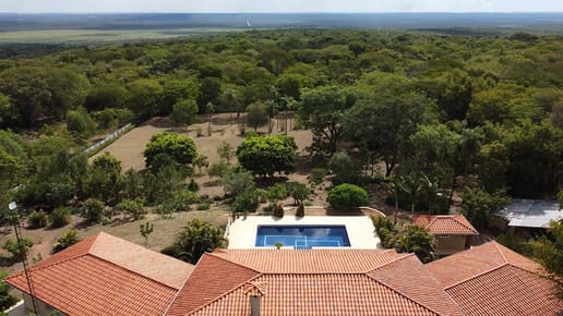 Residencia Privilegiada en San Bernardino!
Explora esta exclusiva residencia de lujo en San Bernardino, terreno de 16.380 m² cercado. Construcción ~350 m² con materiales de alta calidad, iluminación premium y aberturas importadas de Alemania (construida 2