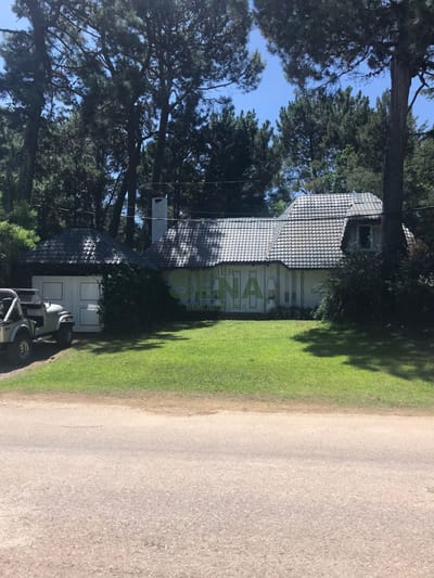 Venta de casa en Pinares, 4 dormitorios, 2 baños, piscina, lindo parque.
