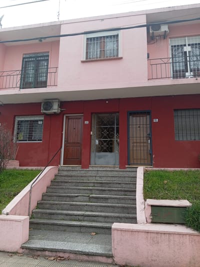 Apartamento tipo casita por corredor cerrado.